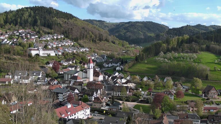 Dieses Bild zeigt eine Webcam-Aufnahme von Ottenhöfen, aufgenommen am Freitag, den 17.04.2026 um 18:40 Uhr