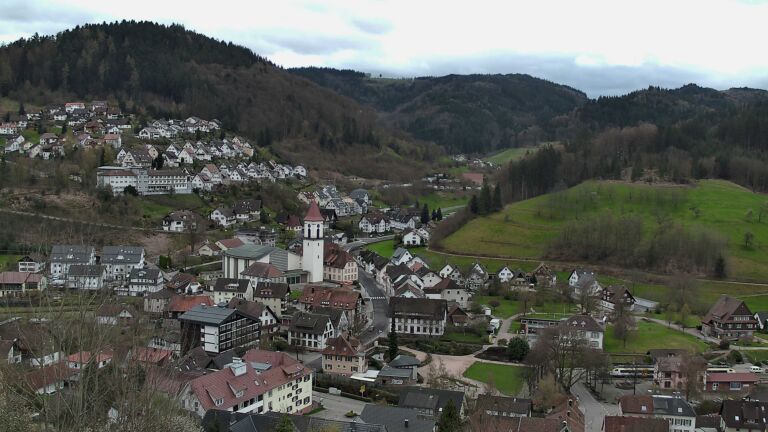 Dieses Bild zeigt eine Webcam-Aufnahme von Ottenhöfen, aufgenommen am Samstag, den 04.04.2026 um 17:10 Uhr