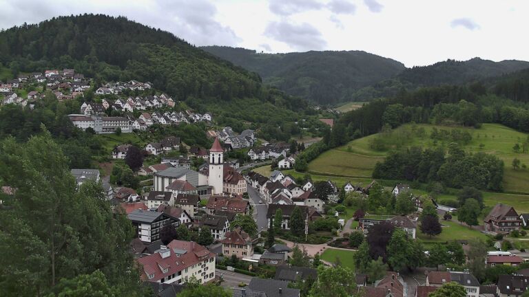 Dieses Bild zeigt eine Webcam-Aufnahme von Ottenhöfen, aufgenommen am Donnerstag, den 04.06.2026 um 17:40 Uhr