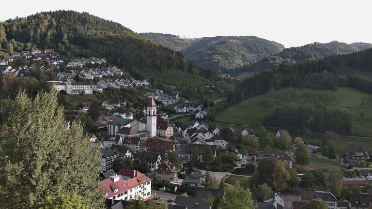 Dieses Bild zeigt eine Webcam-Aufnahme von Ottenhöfen, aufgenommen am Freitag, den 02.10.2026 um 17:00 Uhr
