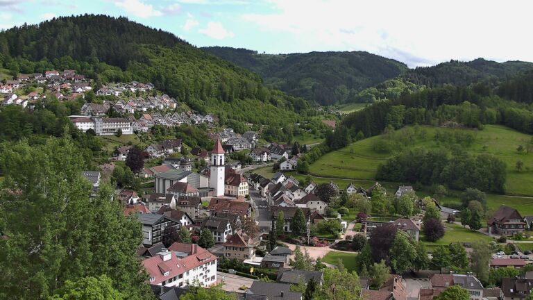 Dieses Bild zeigt eine Webcam-Aufnahme von Ottenhöfen, aufgenommen am Samstag, den 16.05.2026 um 17:10 Uhr