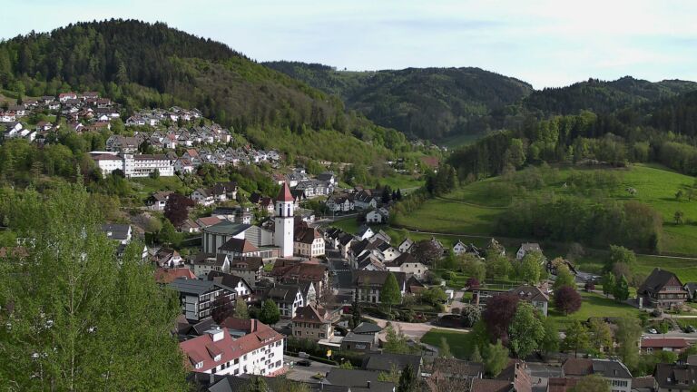 Dieses Bild zeigt eine Webcam-Aufnahme von Ottenhöfen, aufgenommen am Montag, den 27.04.2026 um 18:00 Uhr