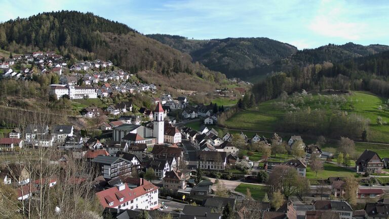 Dieses Bild zeigt eine Webcam-Aufnahme von Ottenhöfen, aufgenommen am Donnerstag, den 09.04.2026 um 18:20 Uhr