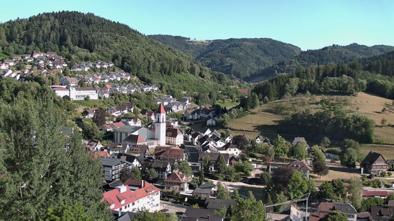 Dieses Bild zeigt eine Webcam-Aufnahme von Ottenhöfen, aufgenommen am Dienstag, den 28.07.2026 um 18:30 Uhr