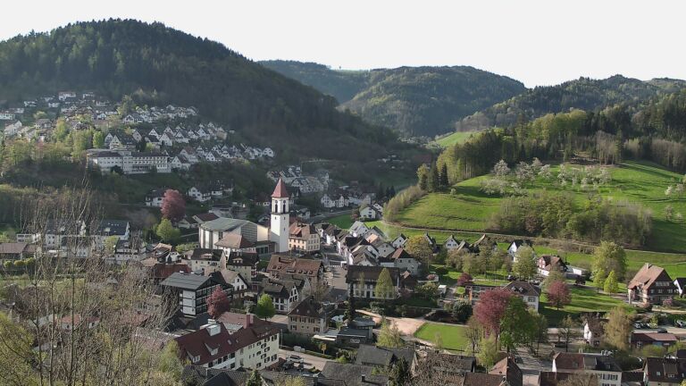 Dieses Bild zeigt eine Webcam-Aufnahme von Ottenhöfen, aufgenommen am Freitag, den 17.04.2026 um 08:50 Uhr