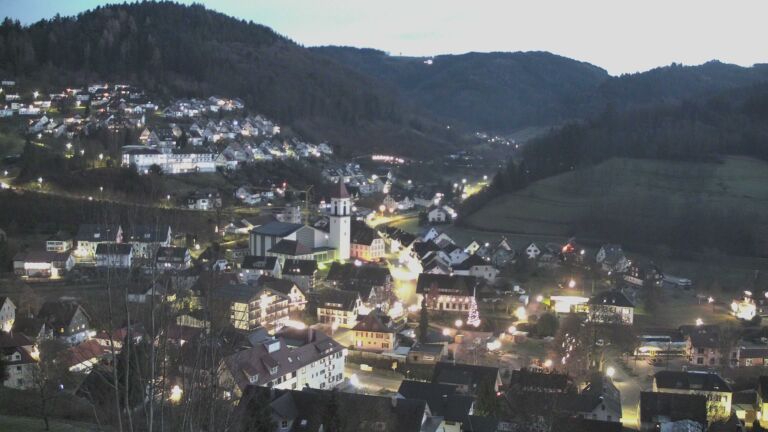 Dieses Bild zeigt eine Webcam-Aufnahme von Ottenhöfen, aufgenommen am Montag, den 15.12.2025 um 17:10 Uhr