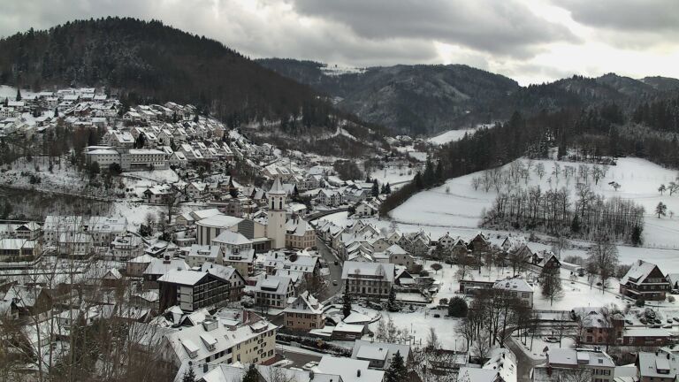 Dieses Bild zeigt eine Webcam-Aufnahme von Ottenhöfen, aufgenommen am Sonntag, den 04.01.2026 um 12:50 Uhr