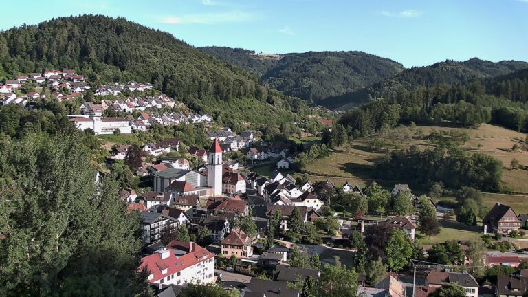 Dieses Bild zeigt eine Webcam-Aufnahme von Ottenhöfen, aufgenommen am Sonntag, den 12.07.2026 um 19:20 Uhr