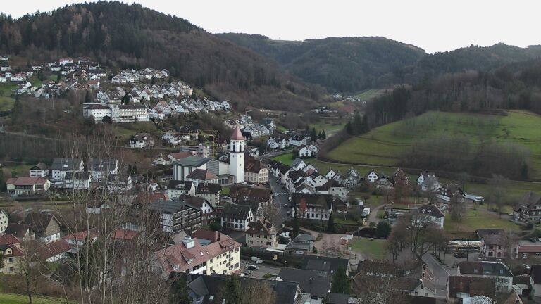 Dieses Bild zeigt eine Webcam-Aufnahme von Ottenhöfen, aufgenommen am Donnerstag, den 18.12.2025 um 16:10 Uhr