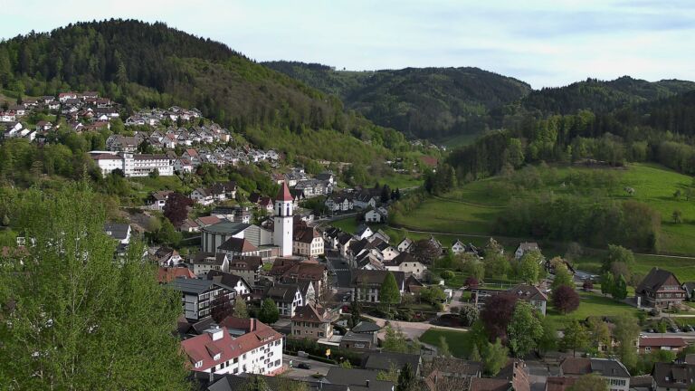 Dieses Bild zeigt eine Webcam-Aufnahme von Ottenhöfen, aufgenommen am Montag, den 27.04.2026 um 18:20 Uhr