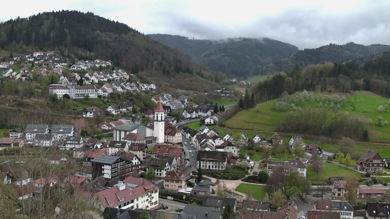 Dieses Bild zeigt eine Webcam-Aufnahme von Ottenhöfen, aufgenommen am Freitag, den 10.04.2026 um 13:10 Uhr