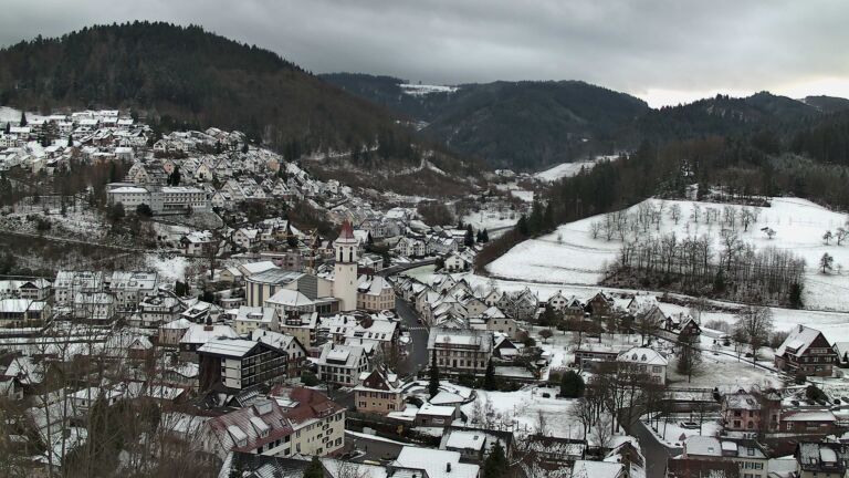 Dieses Bild zeigt eine Webcam-Aufnahme von Ottenhöfen, aufgenommen am Freitag, den 02.01.2026 um 15:20 Uhr