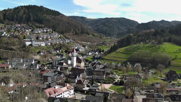 Dieses Bild zeigt eine Webcam-Aufnahme von Ottenhöfen, aufgenommen am Montag, den 06.04.2026 um 16:10 Uhr