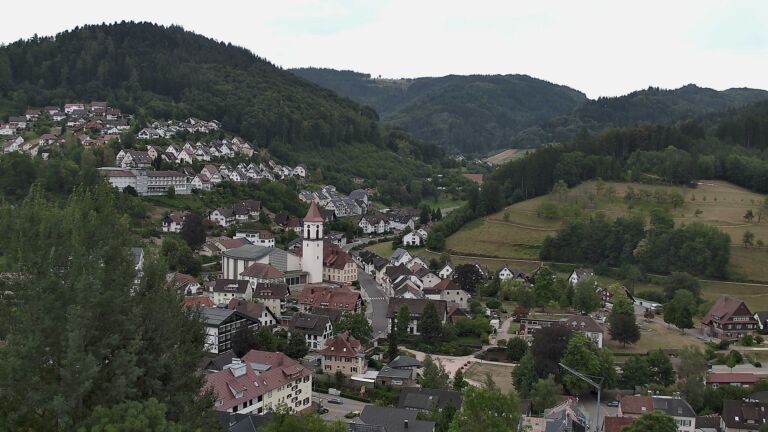 Dieses Bild zeigt eine Webcam-Aufnahme von Ottenhöfen, aufgenommen am Montag, den 03.08.2026 um 17:10 Uhr