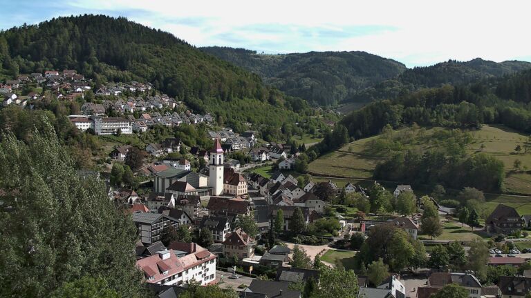 Dieses Bild zeigt eine Webcam-Aufnahme von Ottenhöfen, aufgenommen am Sonntag, den 06.09.2026 um 16:00 Uhr