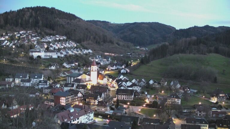 Dieses Bild zeigt eine Webcam-Aufnahme von Ottenhöfen, aufgenommen am Samstag, den 04.04.2026 um 20:30 Uhr