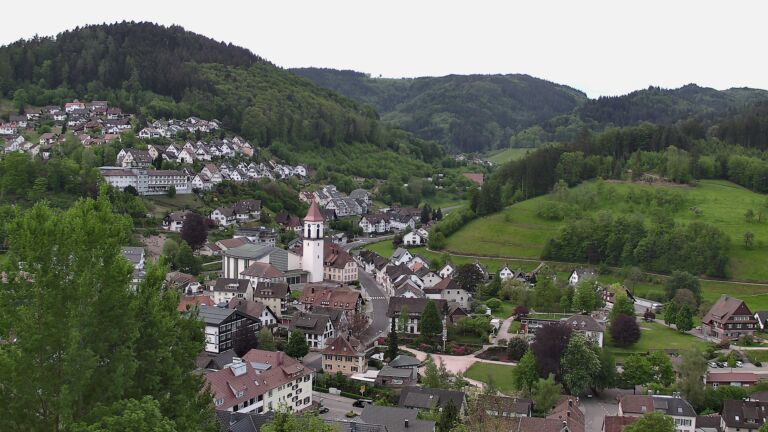 Dieses Bild zeigt eine Webcam-Aufnahme von Ottenhöfen, aufgenommen am Montag, den 04.05.2026 um 08:10 Uhr