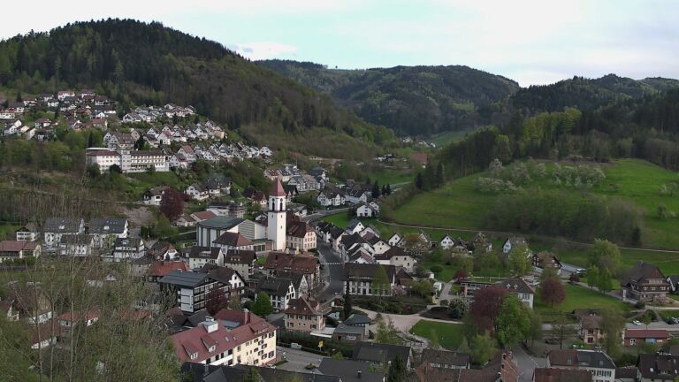 Dieses Bild zeigt eine Webcam-Aufnahme von Ottenhöfen, aufgenommen am Samstag, den 18.04.2026 um 18:50 Uhr