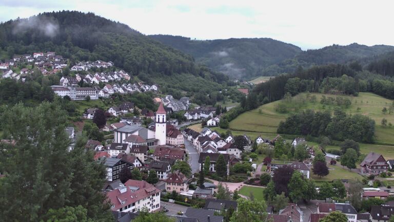 Dieses Bild zeigt eine Webcam-Aufnahme von Ottenhöfen, aufgenommen am Montag, den 01.06.2026 um 05:30 Uhr