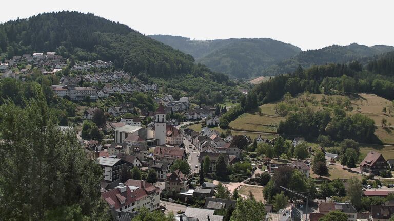 Dieses Bild zeigt eine Webcam-Aufnahme von Ottenhöfen, aufgenommen am Dienstag, den 04.08.2026 um 12:10 Uhr