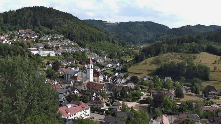 Dieses Bild zeigt eine Webcam-Aufnahme von Ottenhöfen, aufgenommen am Dienstag, den 14.07.2026 um 17:10 Uhr