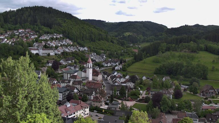 Dieses Bild zeigt eine Webcam-Aufnahme von Ottenhöfen, aufgenommen am Sonntag, den 17.05.2026 um 17:10 Uhr