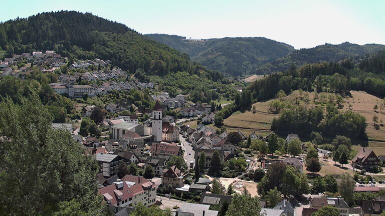 Dieses Bild zeigt eine Webcam-Aufnahme von Ottenhöfen, aufgenommen am Donnerstag, den 13.08.2026 um 13:10 Uhr