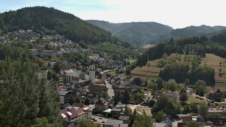 Dieses Bild zeigt eine Webcam-Aufnahme von Ottenhöfen, aufgenommen am Mittwoch, den 26.08.2026 um 13:30 Uhr