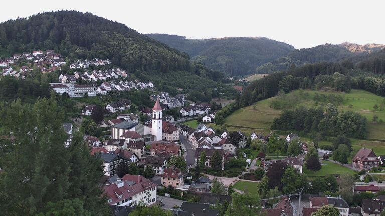 Dieses Bild zeigt eine Webcam-Aufnahme von Ottenhöfen, aufgenommen am Montag, den 15.06.2026 um 06:00 Uhr