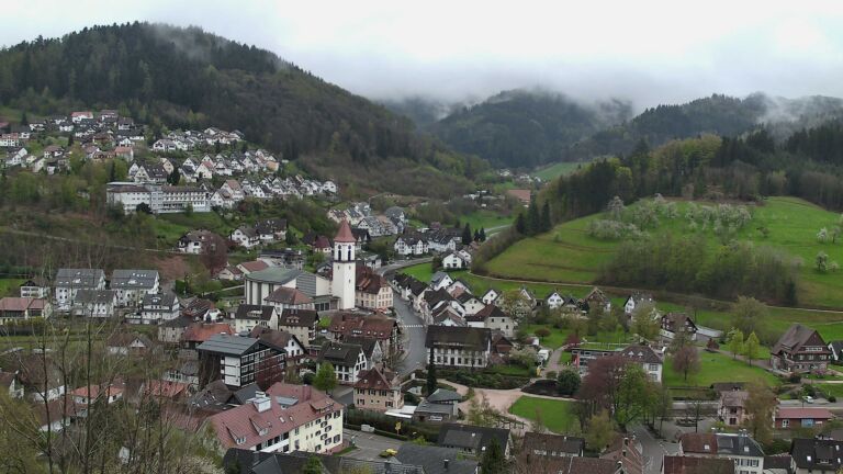 Dieses Bild zeigt eine Webcam-Aufnahme von Ottenhöfen, aufgenommen am Sonntag, den 12.04.2026 um 10:10 Uhr