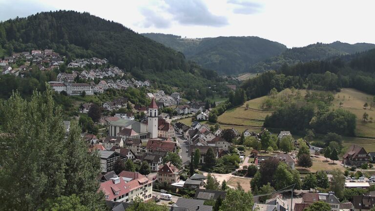 Dieses Bild zeigt eine Webcam-Aufnahme von Ottenhöfen, aufgenommen am Samstag, den 01.08.2026 um 14:30 Uhr