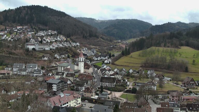 Dieses Bild zeigt eine Webcam-Aufnahme von Ottenhöfen, aufgenommen am Sonntag, den 15.02.2026 um 13:50 Uhr