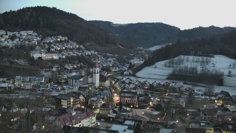 Dieses Bild zeigt eine Webcam-Aufnahme von Ottenhöfen, aufgenommen am Donnerstag, den 01.01.2026 um 17:10 Uhr