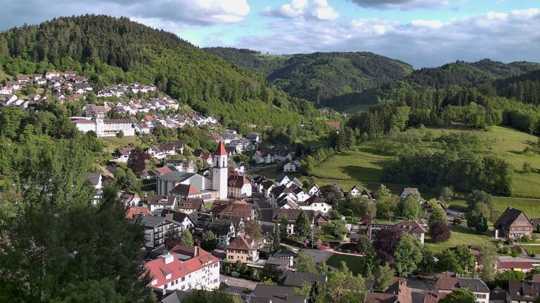 Dieses Bild zeigt eine Webcam-Aufnahme von Ottenhöfen, aufgenommen am Sonntag, den 17.05.2026 um 19:10 Uhr
