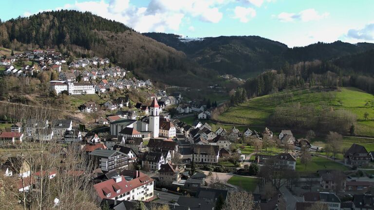 Dieses Bild zeigt eine Webcam-Aufnahme von Ottenhöfen, aufgenommen am Mittwoch, den 01.04.2026 um 17:30 Uhr