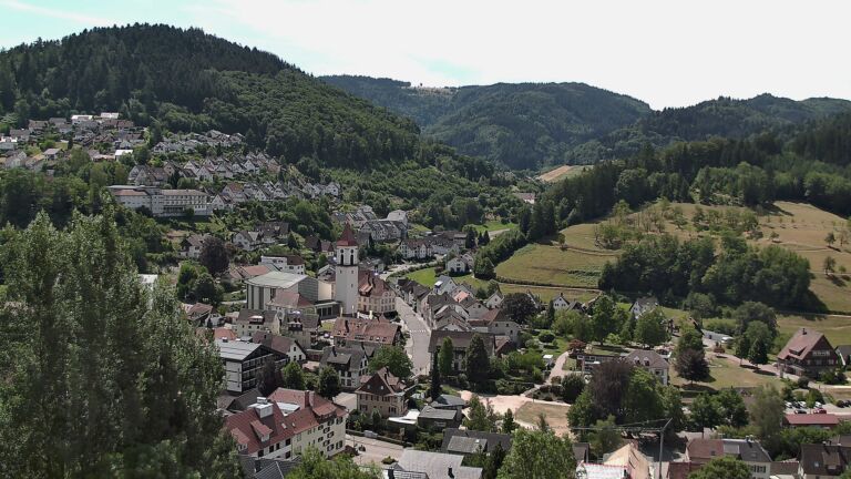 Dieses Bild zeigt eine Webcam-Aufnahme von Ottenhöfen, aufgenommen am Montag, den 13.07.2026 um 12:00 Uhr
