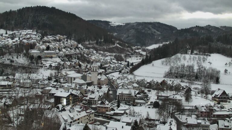 Dieses Bild zeigt eine Webcam-Aufnahme von Ottenhöfen, aufgenommen am Sonntag, den 04.01.2026 um 17:00 Uhr