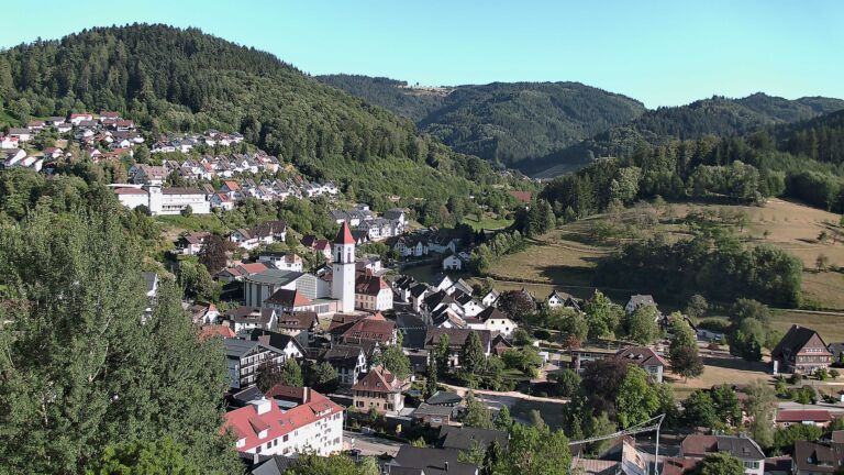 Dieses Bild zeigt eine Webcam-Aufnahme von Ottenhöfen, aufgenommen am Dienstag, den 28.07.2026 um 18:50 Uhr