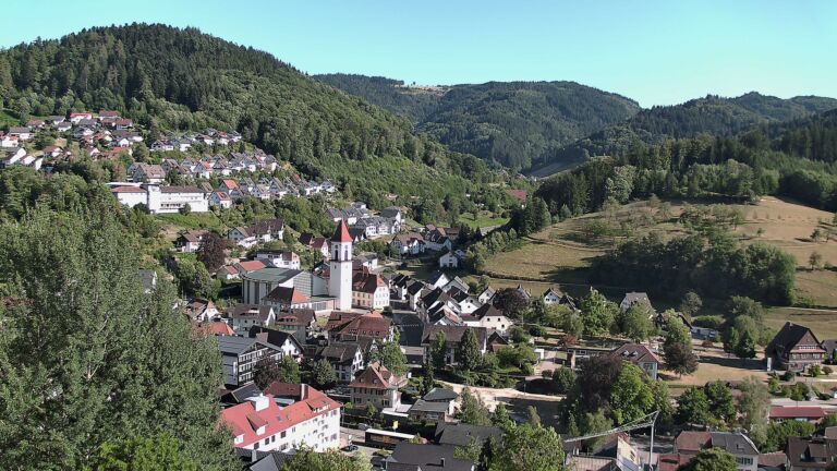 Dieses Bild zeigt eine Webcam-Aufnahme von Ottenhöfen, aufgenommen am Dienstag, den 28.07.2026 um 18:10 Uhr