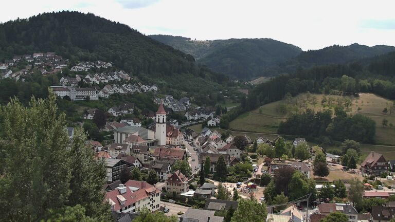 Dieses Bild zeigt eine Webcam-Aufnahme von Ottenhöfen, aufgenommen am Sonntag, den 26.07.2026 um 13:30 Uhr