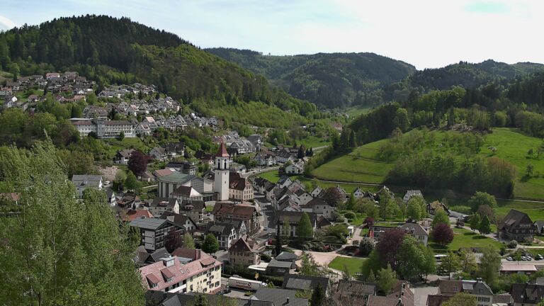 Dieses Bild zeigt eine Webcam-Aufnahme von Ottenhöfen, aufgenommen am Montag, den 27.04.2026 um 15:00 Uhr