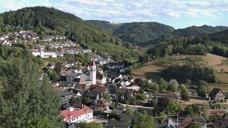 Dieses Bild zeigt eine Webcam-Aufnahme von Ottenhöfen, aufgenommen am Freitag, den 07.08.2026 um 18:40 Uhr