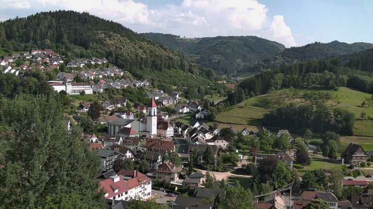 Dieses Bild zeigt eine Webcam-Aufnahme von Ottenhöfen, aufgenommen am Samstag, den 27.06.2026 um 18:00 Uhr