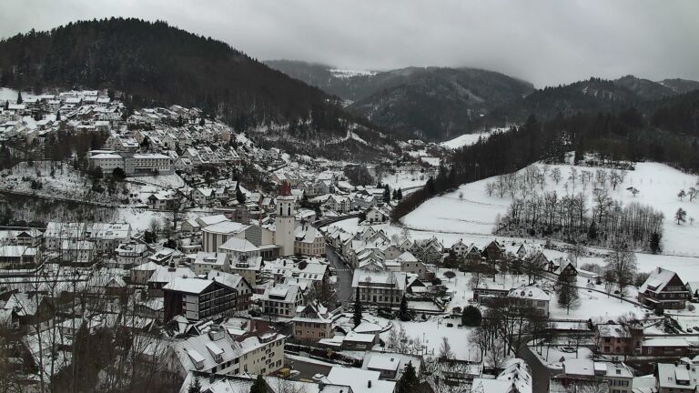 Dieses Bild zeigt eine Webcam-Aufnahme von Ottenhöfen, aufgenommen am Donnerstag, den 08.01.2026 um 13:00 Uhr