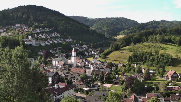 Dieses Bild zeigt eine Webcam-Aufnahme von Ottenhöfen, aufgenommen am Sonntag, den 07.06.2026 um 08:20 Uhr