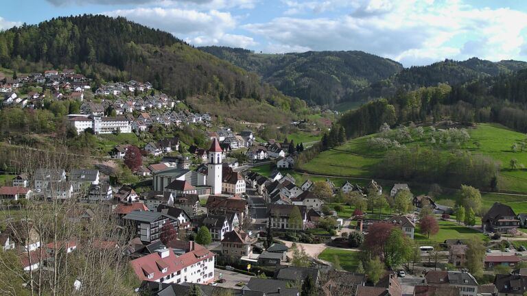 Dieses Bild zeigt eine Webcam-Aufnahme von Ottenhöfen, aufgenommen am Freitag, den 17.04.2026 um 17:20 Uhr