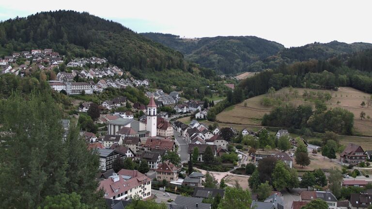 Dieses Bild zeigt eine Webcam-Aufnahme von Ottenhöfen, aufgenommen am Dienstag, den 18.08.2026 um 19:00 Uhr