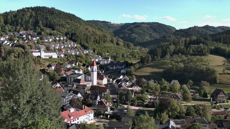 Dieses Bild zeigt eine Webcam-Aufnahme von Ottenhöfen, aufgenommen am Samstag, den 05.09.2026 um 18:00 Uhr