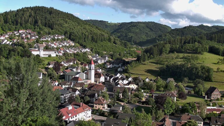 Dieses Bild zeigt eine Webcam-Aufnahme von Ottenhöfen, aufgenommen am Freitag, den 05.06.2026 um 19:10 Uhr
