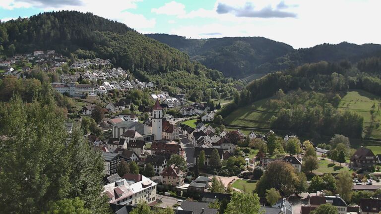Dieses Bild zeigt eine Webcam-Aufnahme von Ottenhöfen, aufgenommen am Montag, den 12.10.2026 um 14:10 Uhr
